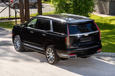 Novosibirsk, Rusya - 10 Temmuz 2024: Cadillac Escalade, şehirde park halinde. Başka araba ve insan yok.. 