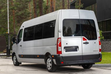 Novosibirsk, Rusya - 10 Temmuz 2024: Renault Master sıcak bir yaz gününde park alanına park etti 