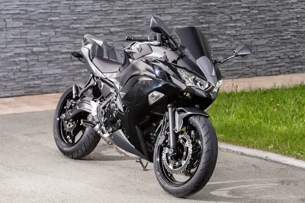 Novosibirsk, Rusya - 10 Temmuz 2024: Kawasaki Ninja, kente park etti. Başka araba ve insan yok..  