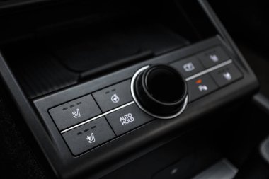 Araba panelindeki koltuk ısıtma düğmelerine yakın çekim, ticari işaret yok.