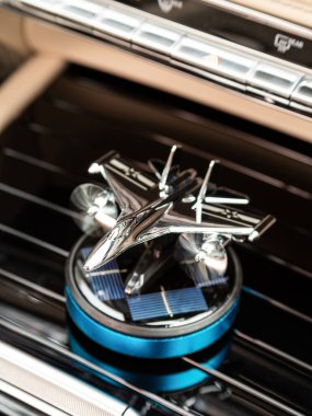Arabanın içindeki küçük siyah metal model uçak pis kokulu böceği kapat.