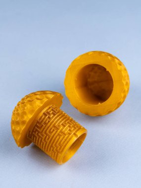 Altın yumurta hediye paketini labirent bulmacası ile kapat