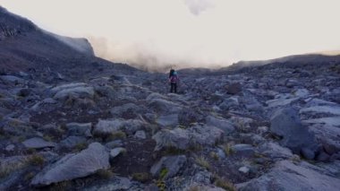 Başarı, özgürlük ve mutluluk, dağlarda başarı. Yüksek kalite 4k görüntü