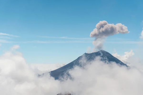Uma Visão Ângulo Baixo Emissão Fumaça Popocatepetl Contra Céu — Fotografia de Stock