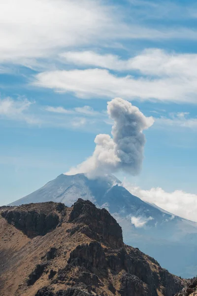 Een Krater Fumarole Tussen Wolken Van Popocatepetl Vulkaan Mexico Panoramisch — Stockfoto