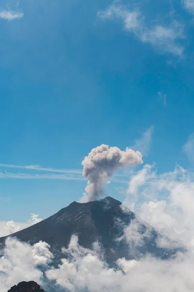 ポポカテペトル火山の噴火口から噴煙が出ています ストック画像