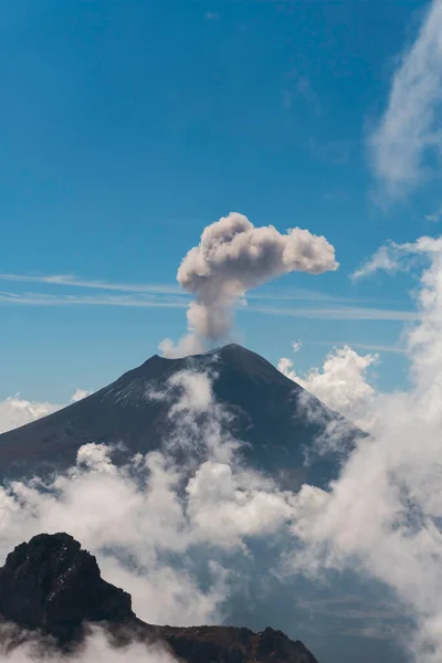 Активний Вулкан Попокатепетль Мексиці Фотографія Високої Якості Ліцензійні Стокові Фото