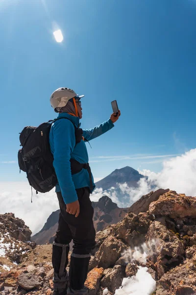 站在Iztaccihuatl旁边的一位成年登山者 图库照片