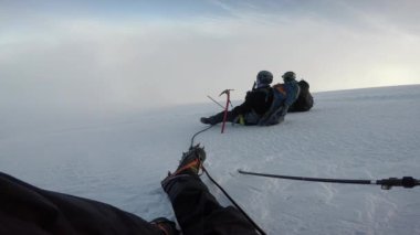 Pico de Orizaba buzulunda oturan bir grup dağcı.