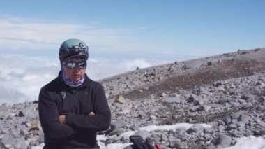 Pico de Orizaba buzulunun dibinde oturan bir dağcı.