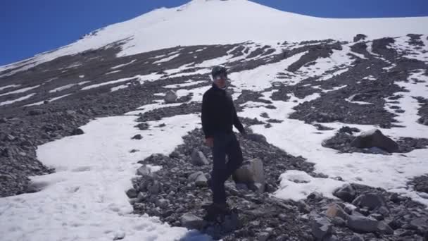 Excursionista Hombre Turístico Cima Montaña — Vídeos de Stock