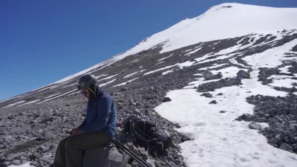 Montañero Sentado Base Del Glaciar Pico Orizaba — Vídeos de Stock