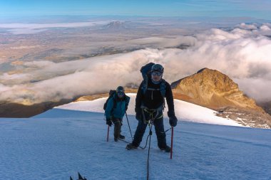 Pico de Orizaba buzulunda iki dağcı