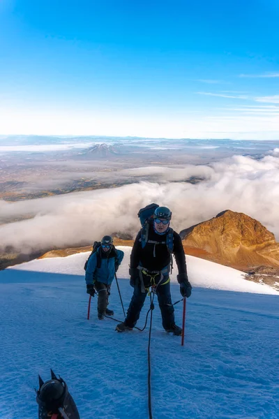 登山者在冰川上行走 — 图库照片