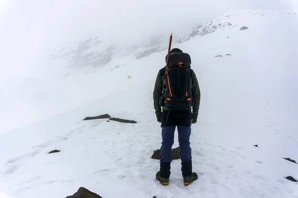 Bergsteiger Erreicht Die Spitze Eines Berges Hochwertiges Foto — Stockfoto