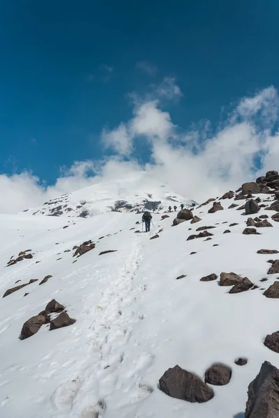 Climber Reaching Summit Snowstorm — Stock Photo, Image