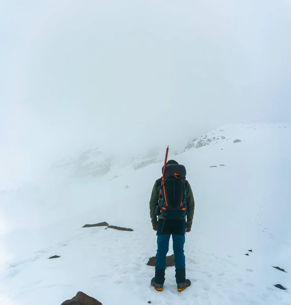 Ορειβάτης Φτάνει Στην Κορυφή Ενός Βουνού — Φωτογραφία Αρχείου