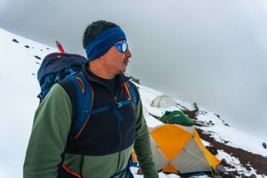 Bacborazo yanardağının yüksek tarlasında bir dağcı.