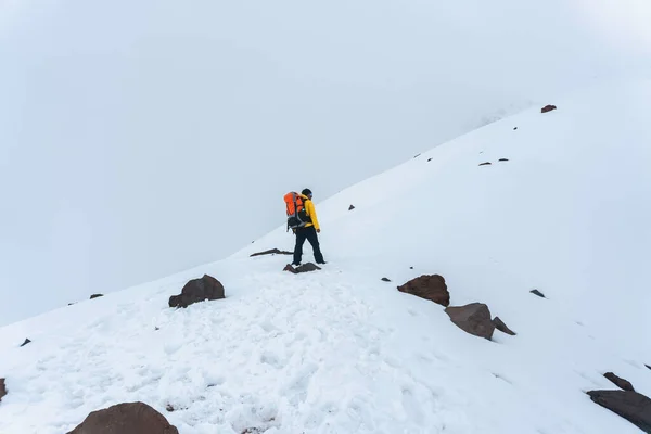 Hombre Con Mochila Trekking Las Montañas — Foto de Stock