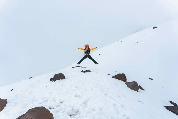 Caminante Saltando Sobre Base Montaña Chimborazo Ecuador —  Fotos de Stock