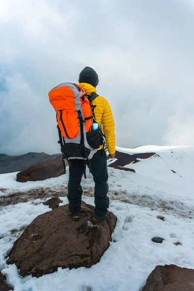 Hombre Con Mochila Trekking Las Montañas Foto Alta Calidad —  Fotos de Stock