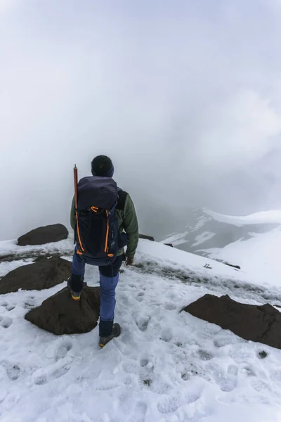 Mann Mit Rucksack Wandert Den Bergen Kälte Schnee Auf Den — Stockfoto