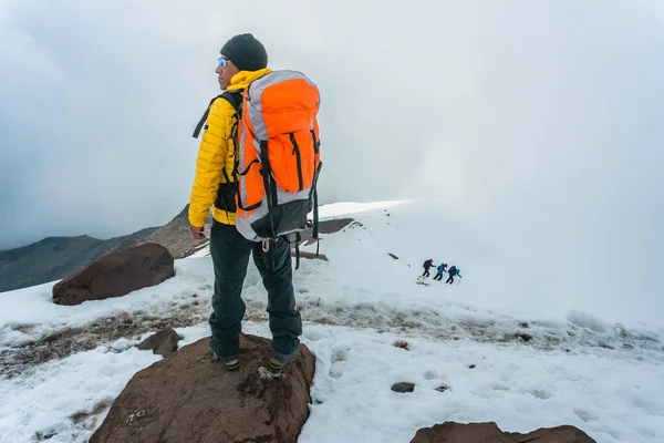 Muž Batohem Trekking Horách Chladné Počasí Sníh Horách Zimní Turistika — Stock fotografie