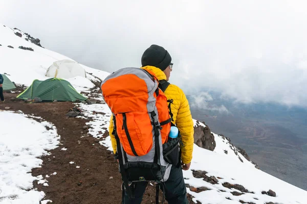 Bacborazo yanardağının yüksek tarlasında dağcı
