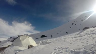 Bacborazo yanardağının yüksek kampı