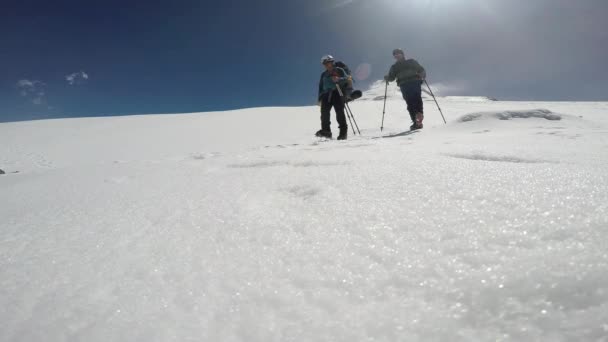Alpinista Przed Wielką Górą — Wideo stockowe