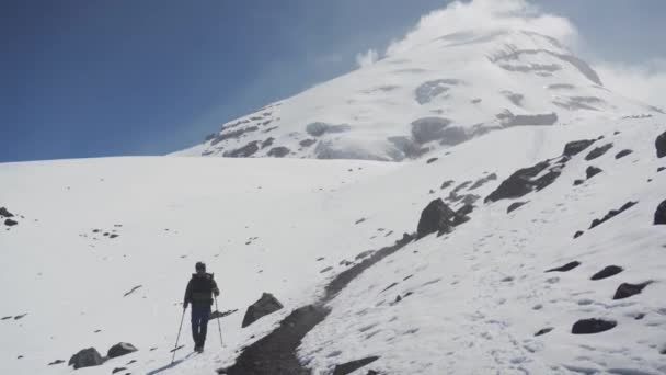Muž Batohem Trekking Horách Chladné Počasí Sníh Horách Zimní Turistika — Stock video