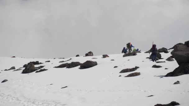 Μια Ομάδα Ορειβατών Που Ανεβαίνει Στην Κορυφή Του Ένα Χιονισμένο — Αρχείο Βίντεο