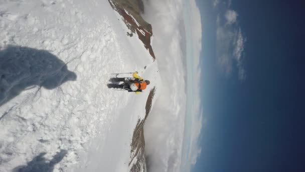 Mężczyzna Backpacker Cieszący Się Widokiem Górski Spacer Chimborazo Podróże — Wideo stockowe