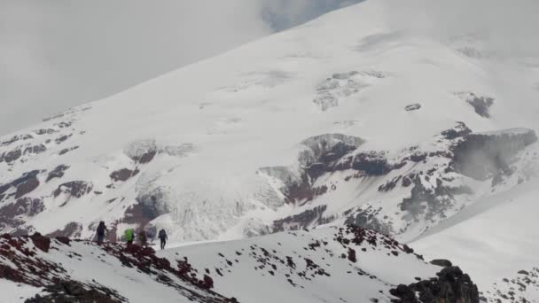 Альпинист Взбирающийся Вулкан Чимборасо Эквадоре — стоковое видео