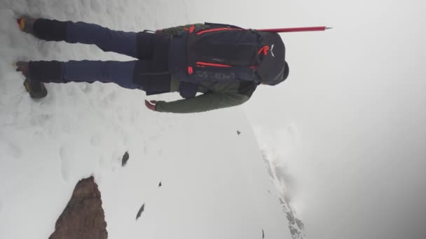 Alpinista Osiąga Szczyt Góry — Wideo stockowe