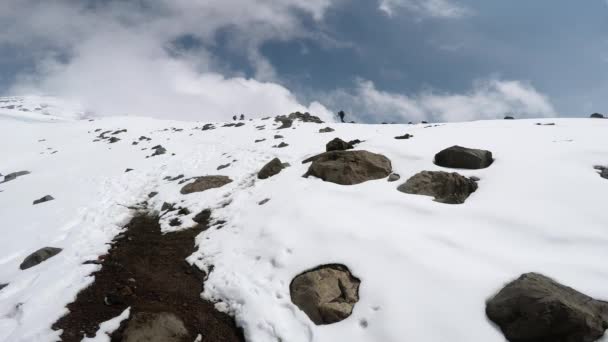 Alpinista Przed Wielką Górą — Wideo stockowe