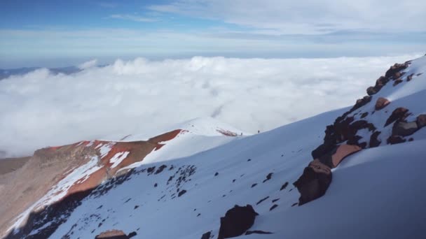 Gruppe Von Bergsteigern Steigt Auf Den Gipfel Eines Schneebedeckten Berges — Stockvideo