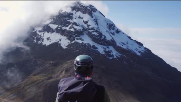 Człowiek Plecakiem Trekking Górach Wideo — Wideo stockowe
