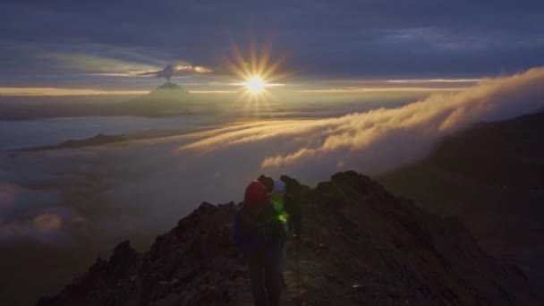 Alpinista Północnym Wulkanie Ilinzia Wschodzie Słońca Wysokiej Jakości Zdjęcie — Wideo stockowe