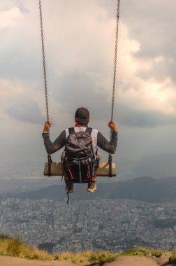 quito Ekvador 'daki rucu dağında salıncakta sallanan bir adam