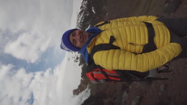 Человек Солнцезащитных Очках Рюкзаком Стоит Перед Ледником Эквадоре Каямбе — стоковое видео