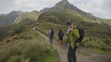 Yüksek irtifada yürüyen turist Rucu Pichincha volkan yürüyüşü sırt çantasıyla