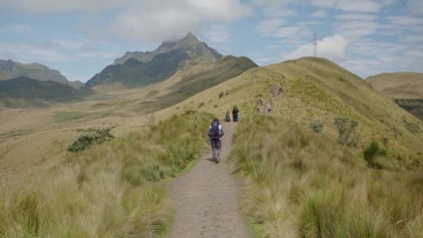 Turis Berjalan Ketinggian Tinggi Rucu Pichincha Gunung Berapi Mendaki Dengan — Stok Video