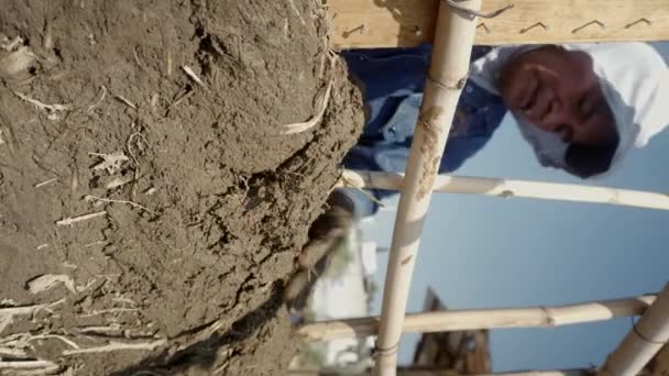Man Building Wall Reed Mud Bioconstruction — Stock videók