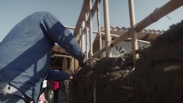 Man Building Wall Reed Mud Bioconstruction — Vídeo de Stock
