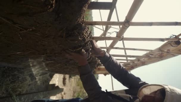 Hands Man Building Wall Reed Mud — Vídeos de Stock