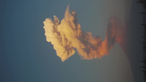 ポポカテペトル火山の噴火口から噴煙が出ています — ストック動画