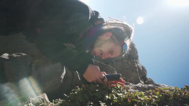 Человек Фотографирует Растения Телефоном Горах — стоковое видео