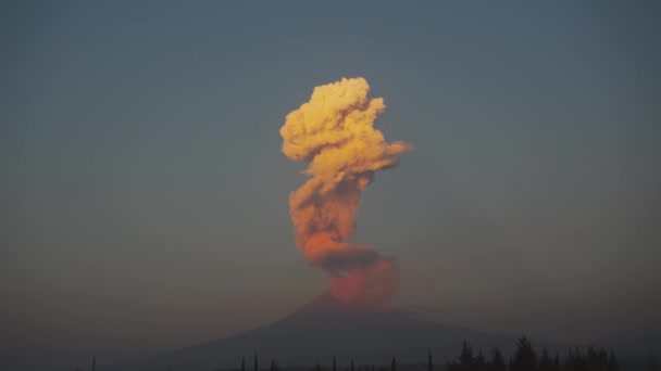 ポポカテペトル火山の噴火口から噴煙が出ています 高品質4K映像 — ストック動画