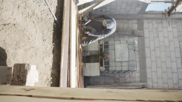 Pracownik Budowlany Jest Zajęty Niedokończonym Budynku — Wideo stockowe